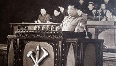 Tetí sjezd KSP (duben 1956)  - u enického pultu s emblémem strany Kim Ir-sen.
