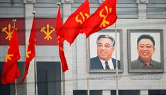 Ikonické portréty Kim Ir-sena a Kim �ong-ila vedle znaku Korejské strany práce.