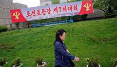 ena kráí ped transparentem oznamujícím sjezd Korejské strany práce.