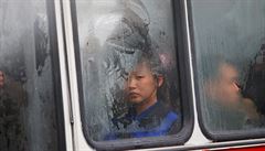 Hromadná doprava v Pchjongjangu. Poasí má pro významný den pramálo pochopení....