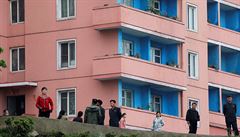 Zahraniní reportéi fotí obyvatele severokorejského hlavního msta, kteí je...
