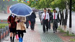 Místo kol sdílet deštníky? Čínský podnikatel neuspěl, lidé vše rozkradli