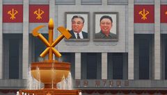 Znak Korejské strany práce, pekíené kladivo, srp a ttec, se poprvé objevil...