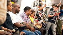 Cesta do práce. Obyvatelé New Yorku v metru (ilustraní snímek).
