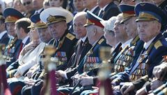 Vladimir Putin obklopený ruskými válenými veterány.