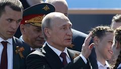Vladimir Putin pihlíí vojenské pehlídce. Ta byla letos skromnjí ne její...