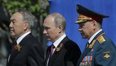 Slavnostní vojenská pehlídka v Moskv. Zleva kazaský prezident Nursultan...