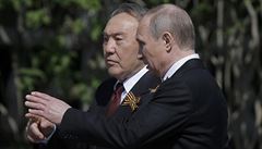 Vladimir Putin pondlnímu defilé pihlíel po boku kazaského prezidenta...