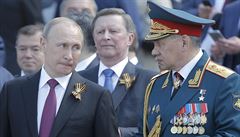 Vladimir Putin a ruský ministr obrany Sergej ojgu. Uprosted v pozadí éf...