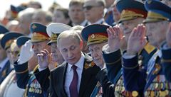 Vladimir Putin s válenými veterány pi oslav Dne vítzství.