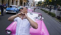 Herec Vin Diesel ped pehlídkou znaky Chanel v kubánské Havan.