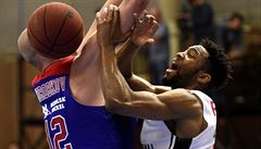 Pavel Korobkov z Moskvy (vlevo) a Chasson Randle Nymburka