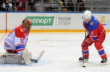 Vladimir Putin pi Night Ice Hockey League v Soi.