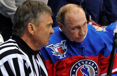 Rene Fasel s pítelem Vladimirem Putinem pi exhibiním zápase.