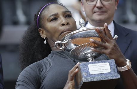 Serena Williamsov s trofej pro vtzku turnaje v m.