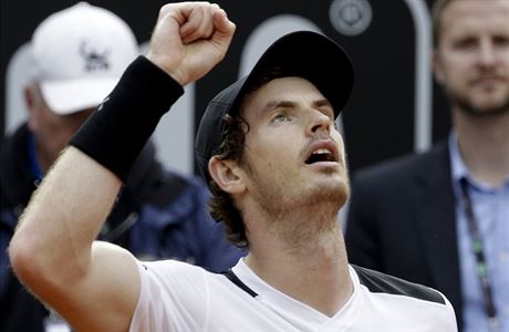 Andy Murray slaví výhru nad Novakem Djokoviem.