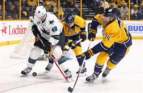 tonk San Jose Sharks Tom Hertl (48) si hld kotou ped hri Nashvillu...