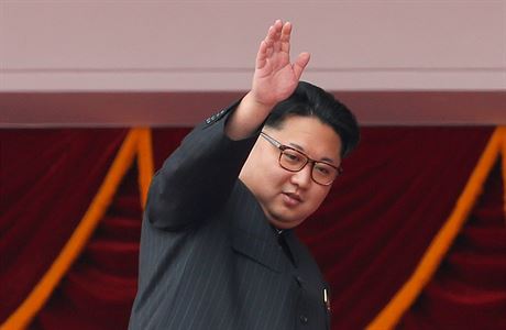 Kim ong-un kyne zástupm lidí, kteí se seli v prvodu na oslavu ukonení...