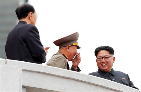 Severokorejsk vdce Kim ong-un a pedstavitel severokorejsk armdy z balknu...