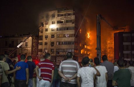 Obí poár domu v egyptské Káhie likvidovali hasii 12 hodin. Poár si vyádal...