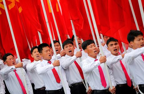 Mladí a odhodlaní severokorejtí pionýi.
