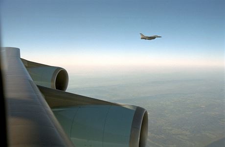 Air Force One doprovzely bhem letu do Washingtonu sthaky.