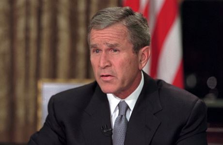 George W. Bush promlouvá k Amerianm z Oválné pracovny v Bílém dom.
