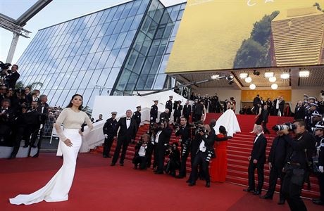Hereka Eva Longoria pi zahjen filmovho festivalu v Cannes.