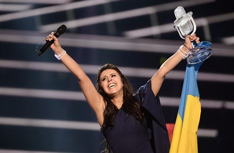 Ukrajinská zpvaka Jamala se raduje z vítzství v souti Eurovize.