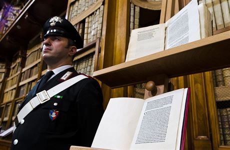 Italský Carabinier drí strá u dopisu Krytofa Kolumba