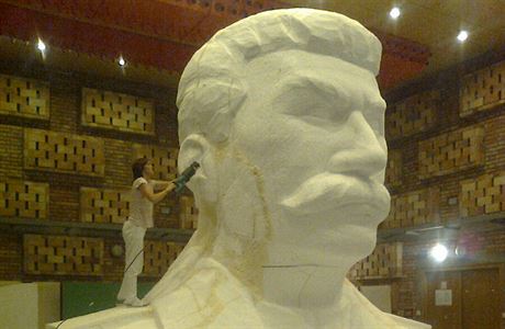 Píprava makety Stalinova pomníku.