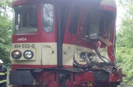 Vlak, který se v Micích u Prahy srazil s nákladním vozem.