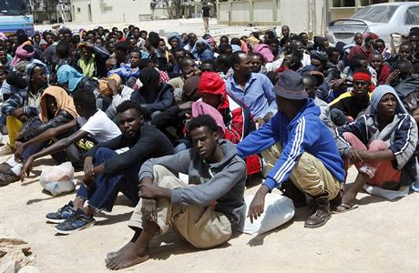 Migranti v Libyi ekají na pevoz do imigraního stediska.