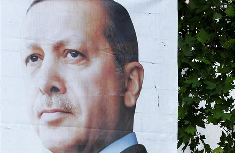 Erdoganv ob portrt v ulicch Istanbulu.