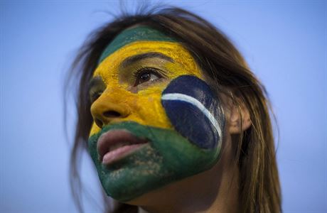 Protivldn demonstrantka s brazilskou vlajkou na tvi ped budovou sentu...