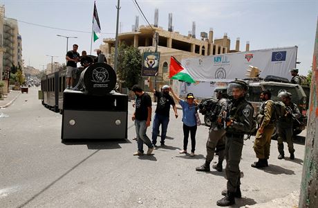 Izraelské pohraniní stráe u palestinských demonstrant v Betlém.