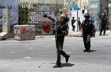 Izraelsk policista hz grant se slznm plynem smrem k palestinskm...
