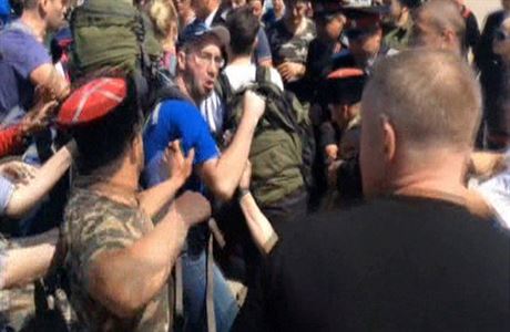 Asi tictka kozk podle Navalnho verze napadla jeho skupinu 35 lid, vetn...