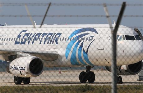 Airbus A320 spolenosti EgyptAir po pistn na kyperskm letiti Larnaca...