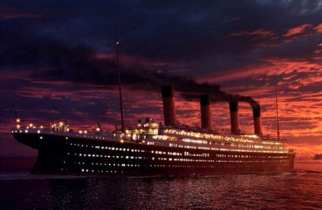 Titanic vyráí na svou první plavbu