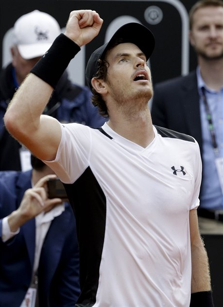 Andy Murray slaví výhru nad Novakem Djokovičem.