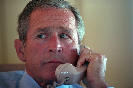 George W. Bush na palub Air Force One pi telefonátu o útocích s...