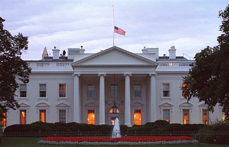 Na Bílém domě vlála americká vlajka na půl žerdi.