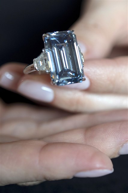Největší čirý modrý diamant na světě Oppenheimer Blue.