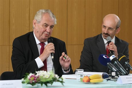 Prezident Zeman odpovídá na dotazy student ze stední koly v Hranicích