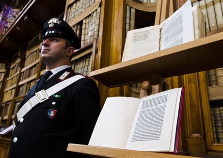 Italský Carabinier drží stráž u dopisu Kryštofa Kolumba