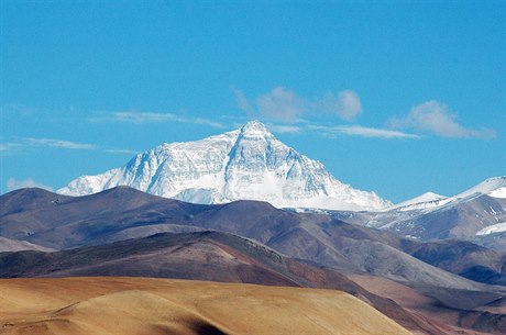 Mount Everest pi pohledu z tibetské strany z výky 4000 metr.