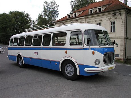 Netradiní místo pro veejné tení - retrobus  koda 706 RTO