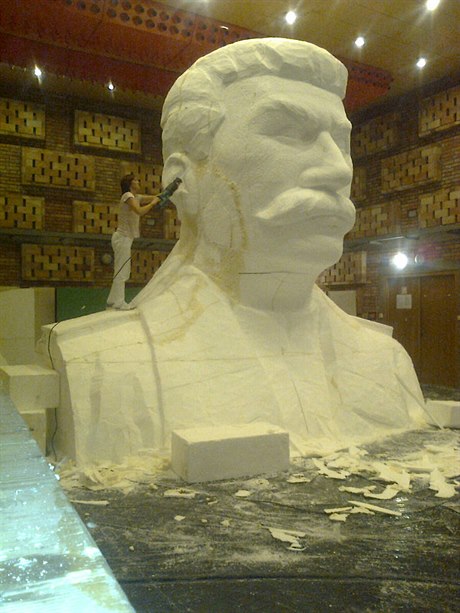 Příprava makety Stalinova pomníku.