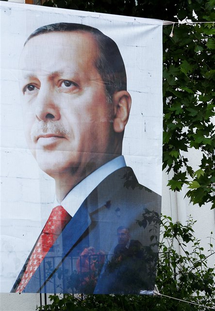 Erdoganův obří portrét v ulicích Istanbulu.